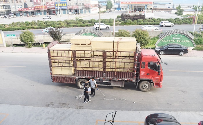 振動(dòng)篩裝車發(fā)貨 外貿(mào)振動(dòng)篩發(fā)貨