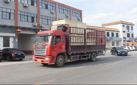 再走一批！巨寶機(jī)電外貿(mào)振動(dòng)篩裝車發(fā)貨現(xiàn)場