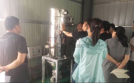 南京客戶(hù)一行到我公司考察真空上料機(jī)