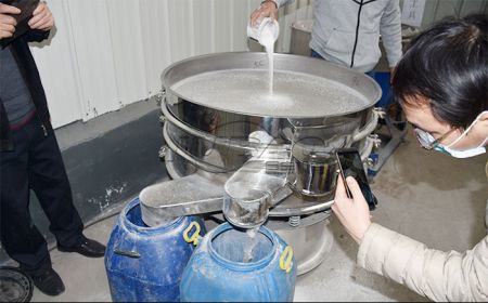 山東客戶考察化工原料振動篩并現(xiàn)場觀看試機(jī)效果