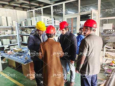 國外客戶客戶到廠試真空上料機、防爆型無塵投料站